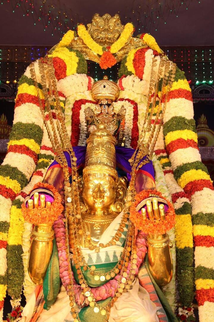 கொரோனாவால் குறைந்த அளவில் பக்தர்கள் மட்டுமே தங்க கருட வாகனத்தில் பங்கேற்று தரிசனம் செய்தனர்