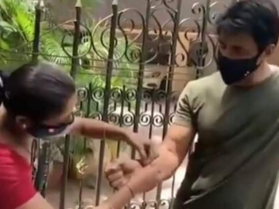 Video: सोनू सूद के घर पहुंचकर महिला ने बांधी राखी, पैर छूने पर एक्टर ने दिया ऐसा रिएक्शन Video: सोनू सूद के घर पहुंचकर महिला ने बांधी राखी, पैर छूने पर एक्टर ने दिया ऐसा रिएक्शन