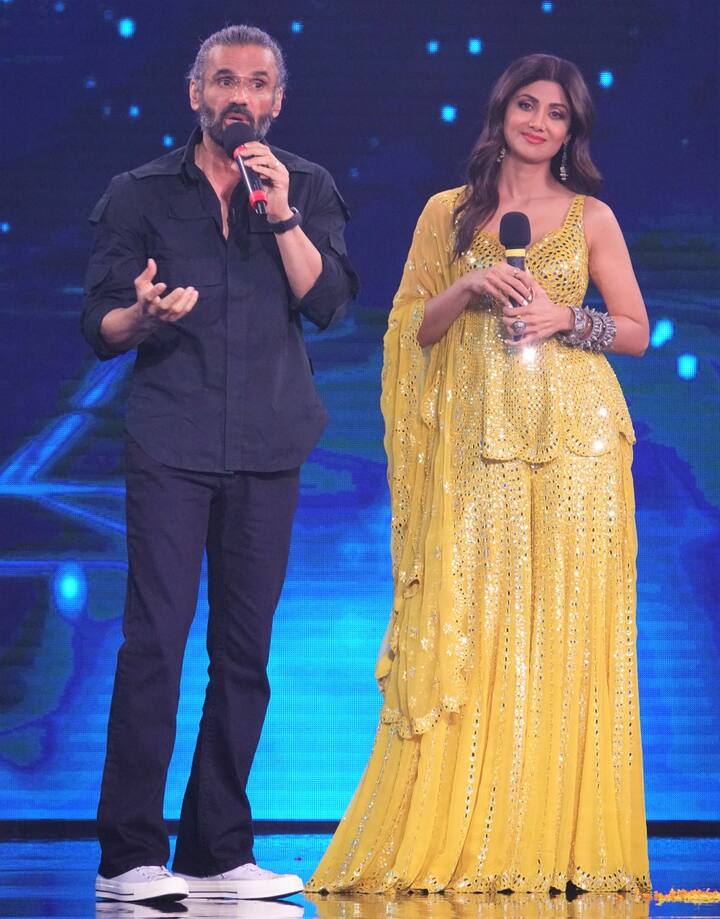 शिल्पा शेट्टी पिछले कुछ एपिसोड में नज़र नहीं आईं थीं. उनके परिवार के कई सदस्य कोरोना से संक्रमित हो गए थे. अब एक बार फिर उन्होंने इस मंच पर वापसी कर ली है.