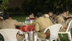 Surat: ફાર્મહાઉસમાં યોજાયો PIનો વિદાય સમારંભ, જમવા માટે જામી પોલીસ કર્મચારીઓની ભીડ