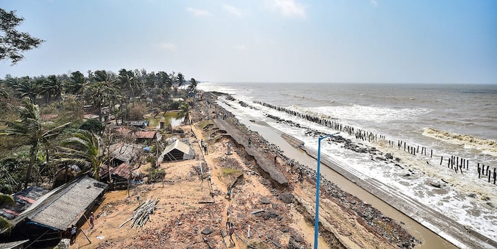 ইয়াসের প্রভাবে সবথেকে বেশি ক্ষতিগ্রস্থ হয়েছে পূর্ব মেদিনীপুর ও দুই চব্বিশ পরগণা। তাজপুরের সমুদ্রতটের বিস্তীর্ণ রাস্তা ভেঙে চুরমার।