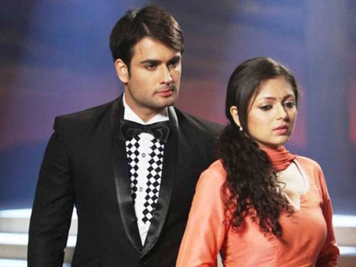 टीवी शो ‘मधुबाला-एक इश्क एक जुनून’ में रोमांटिक कपल विवियन डिसेना और दृष्टि धामी भी अपने झगड़ों को लेकर खूब चर्चा में रहते हैं. दोनों कई बार सेट पर एक दूसरे से बहस करते और झगड़ते नजर आए हैं.