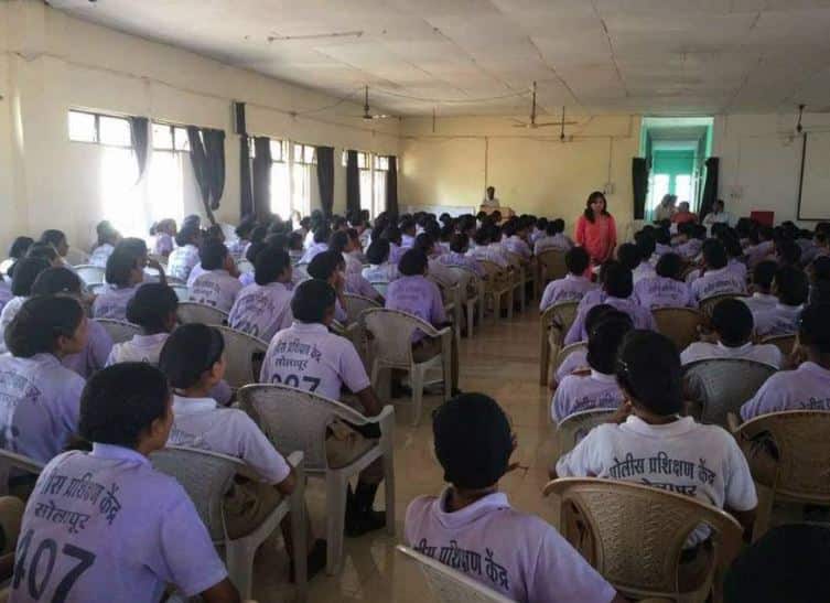 Menstrual Hygiene Day : 'ति'च्यामुळे विस्तारले मासिक पाळीबद्दलच्या विचारांचे 'क्षितीज', स्नेहल चौधरींची 'ब्लीड द सायलेंस' चळवळ