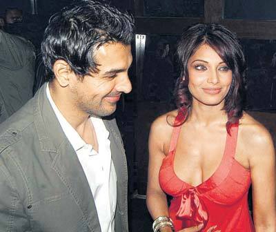 दोनों 9 साल तक एक दूसरे के साथ रिलेशनशिप में थे लेकिन इतने लंबे वक्त के बाद जॉन और बिपाशा के ब्रेकअप की खबर ने हर तरफ हंगामा मचा दिया था.