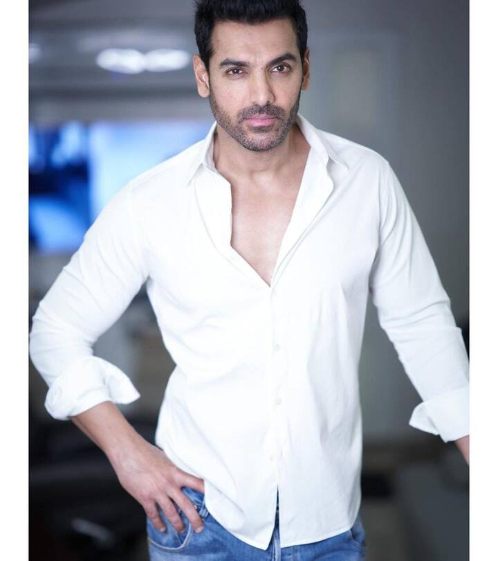 एक इंटरव्यू में जॉन अब्राहम ने बताया कि उन्हें पैर हिलाने की आदत है.