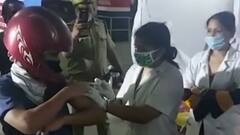UP में Corona Vaccine के लिए अब नहीं करना होगा घंटों इंतजार, कार में बैठे-बैठे लगाई जा रही है वैक्सीन