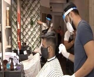 coronavirus  Lockdown hair salon running secretly in  Boisar  palghar Lockdown : छुप्या सुरू असलेल्या सलूनमध्ये चार बेशुद्ध, बोईसर येथील घटना