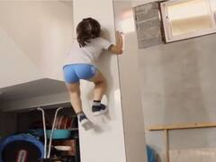 कई बार कोशिश करने के बाद पोल पर चढ़ा सात साल का बच्चा, वीडियो इंटरनेट पर हुआ वायरल