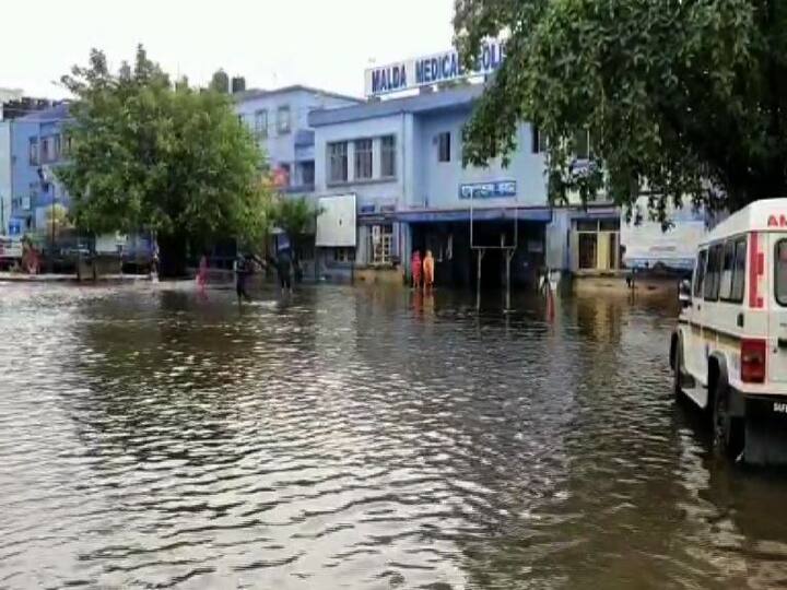মালদা মেডিক্যাল কলেজ হাসপাতাল চত্বর আজ সকালেও জলমগ্ন।  জল জমে রয়েছে জরুরি বিভাগ, মেল মেডিক্যাল ওয়ার্ড সহ বিভিন্ন জায়গায়।  ইংরেজবাজার পুরসভা ও মেডিক্যাল কলেজের তরফে জল বের করার চেষ্টা চলছে। ঘূর্ণিঝড় ইয়াসের পর প্রবল বৃষ্টিতে মালদা মেডিক্যাল কলেজ হাসপাতালের এই অবস্থা।