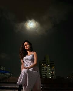 Nushrratt Bharuccha | नुसरत भरुचाचा मून लाइटमध्ये अनोखा अंदाज, पाहा फोटो