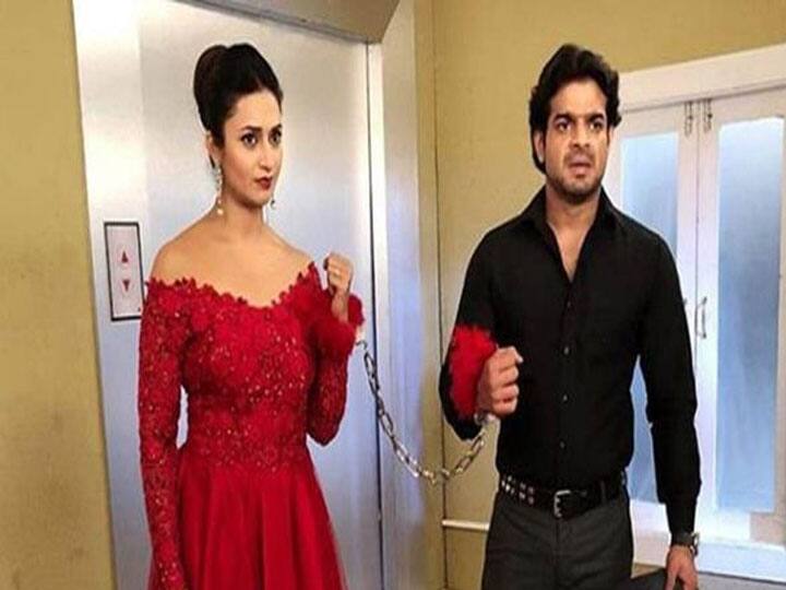 अब बारी आती है दूसरे शो के नाम की और वो है ‘ये हैं मोहब्बतें’. इस शो में सबका फेवरेट कपल दिव्यांका त्रिपाठी और करण मेहता के बीच रियल लाइफ में रिश्ते वैसे नहीं हैं जैसे ऑन-स्क्रीन पर दिखाई देते हैं. मीडिया रिपोर्ट्स की मानें तो दिव्यांका और करण के रवैये को लेकर सभी परेशान थे.