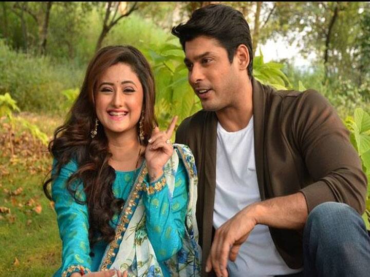 इस लिस्ट में सबसे पहले टीवी शो का नाम आता है ‘दिल से दिल तक’. इस शो में पति-पत्नी का किरदार निभाने वाले सिध्दार्थ शुक्ला और रश्मि देसाई शो के शूटिंग सेट पर एक दूसरे की शक्ल देखना भी पसंद नहीं करते. लेकिन दोनों ने अपने पर्सनल झगड़े को लेकर कभी भी शो पर कोई असर नहीं पड़ने दिया.