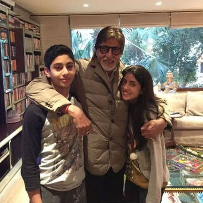 फिलहाल अमिताभ बच्चन कौन बनेगा करोड़पति के 13वें सीजन को लेकर चर्चा में हैं. जिसके लिए रजिस्ट्रेशन शुरु हो चुका है. जल्द ही शो के टेलीकास्ट होने की जानकारी दर्शकों के साथ शेयर की जाएगी. इसके अलावा वो फिल्म ब्रह्मास्त्र को लेकर काफी चर्चा में हैं.  (फोटो - सोशल मीडिया)