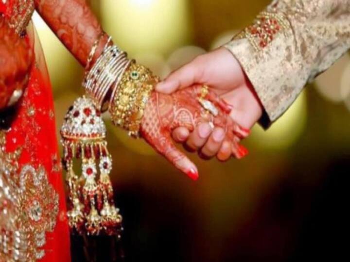 UP Marriage called off in last minute due to groom's covid-19 positive report தாலிகட்டும் போது வந்த கொரோனா ரிசல்ட்; தனிமை முகாமிற்கு அழைத்து செல்லப்பட்ட மணமகன்!