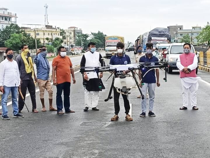 bihar drone came from hyderabad to sanitize araria district know how much is the rent per acre ann बिहारः अररिया को सैनिटाइज करने के लिए हैदराबाद से आया ड्रोन, जानें प्रति एकड़ कितना है इसका किराया