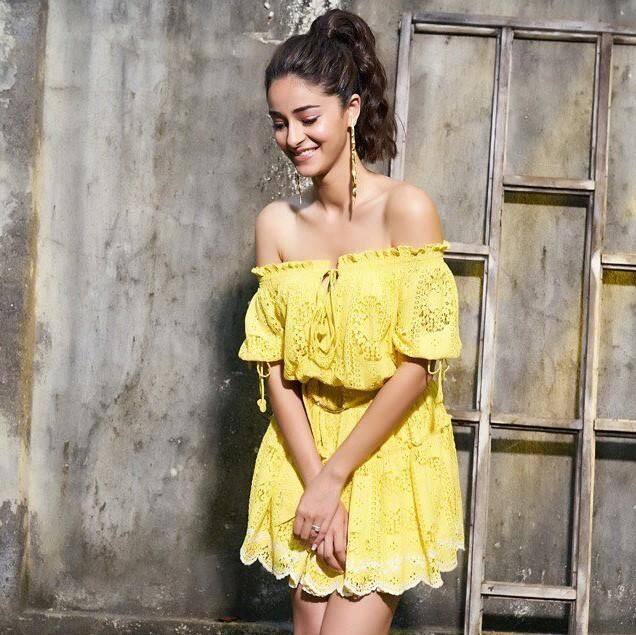 अनन्या पांडे ने हमें दिखाया कि क्रोशिया ड्रेस रंगीन भी हो सकती है. एक्ट्रेस ने एक पीले रंग की खूबसूरत ड्रेस पहनी हुई है जिसे उन्होंने मैटेलिक गोल्ड स्टिलेटोस और गोल्ड इयररिंग्स के साथ पेयर किया है.