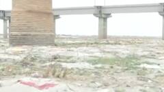 प्रयागराज: खबर का असर, फाफामऊ घाट पर शवों को कब्र से निकालकर प्रशासन कर रहा दाह संस्कार