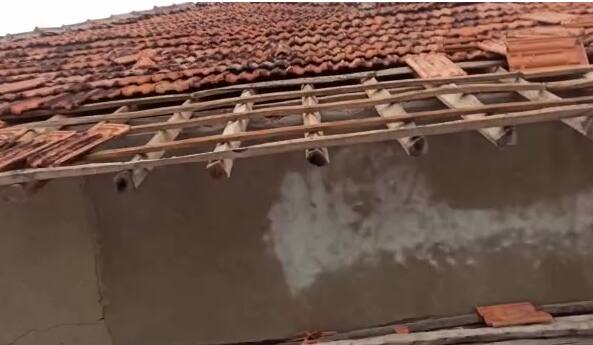 किल्ल्यातील भवानी आणि महापुरुष मंदिरावरील छप्पर उडून गेले आहे. वीज खांबांची पडझड झाल्याने सिंधुदुर्ग किल्ला अंधारात आहे.