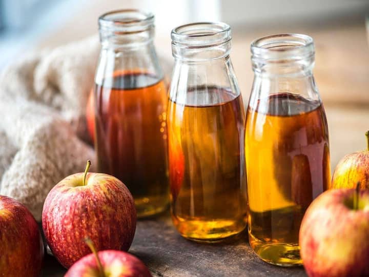 Apple Cider Vinegar વજન ઓછું કરવાામાં ખૂબ જ મદદગાર છે. આ સાથે Apple Cider Vinegarની બીજા અન્ય ફાયદા પણ શરીરને થાય છે. Apple Cider Vinegarને કોઇ પણ રીતે ડાયટમાં સામેલ કરીને વજન ઝડપથી ઉતારી શકાય છે.Apple Cider Vinegarમાં અનેક ગુણો છે
