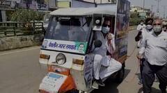 रायपुर: ई-रिक्शा पर लोगों को वैक्सीनेशन के लिए जागरूक कर रहे विधायक विकास उपाध्याय