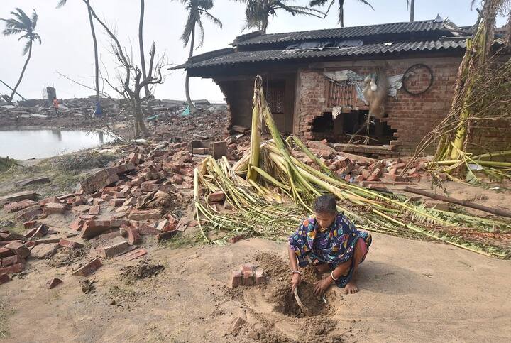খাবার-দাবার থেকে বাসনপত্র, সব কেড়ে নিয়ে গিয়েছে জলোচ্ছ্বাস। শংকরপুরে ধ্বংসস্তূপের মাঝে নতুন শুরুর চেষ্টা।