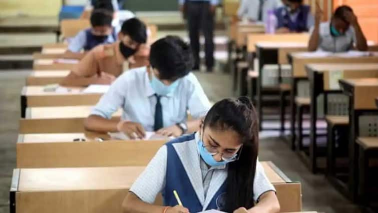 CGBSE 12th Exam 2021: Chhattisgarh Board's 12th class exam starts from today, students are giving exam from home CGBSE 12th Exam 2021: छत्तीसगढ़ बोर्ड की 12वीं कक्षा की परीक्षा आज से शुरू, घर से एग्जाम दे रहे हैं छात्र