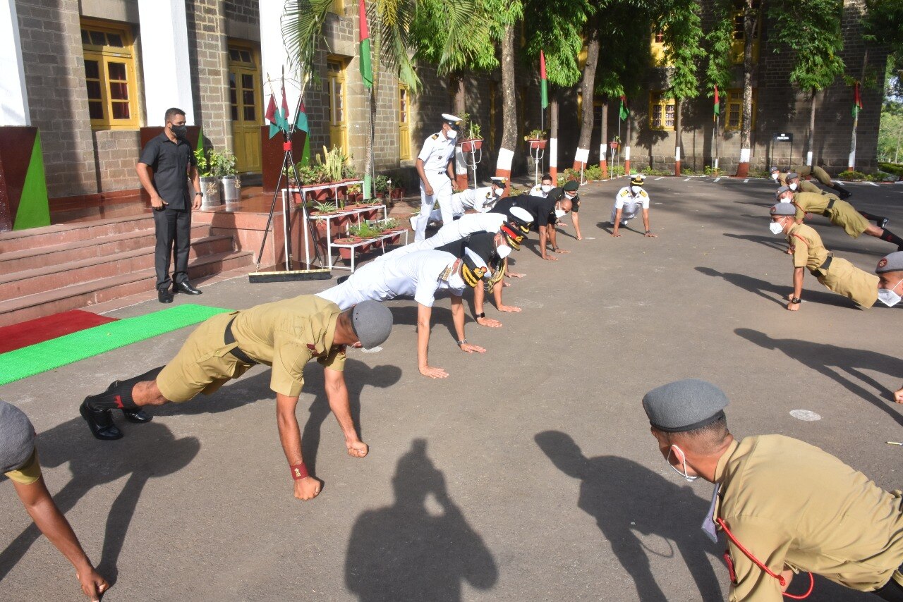 61 साल के नौसेना प्रमुख करमबीर सिंह ने पुश-अप में युवा कैडेट्स के छुड़ाए पसीने, सामने आईं ये तस्वीरें