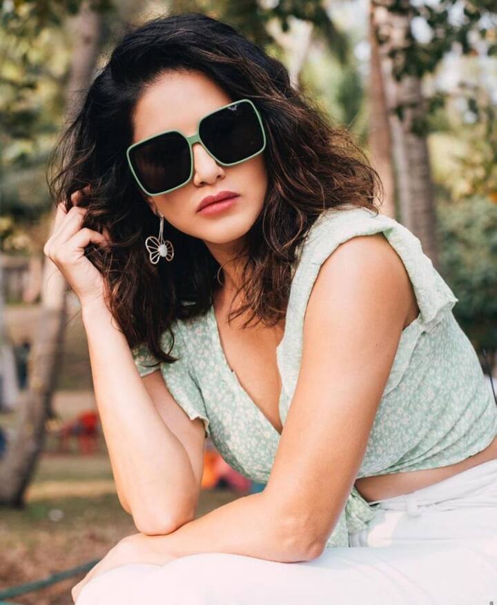 सनी लियोनी ने खुलासा किया है कि वह हर 15 से 20 मिनट में नियमित रूप से अपने पैर साफ करती हैं.