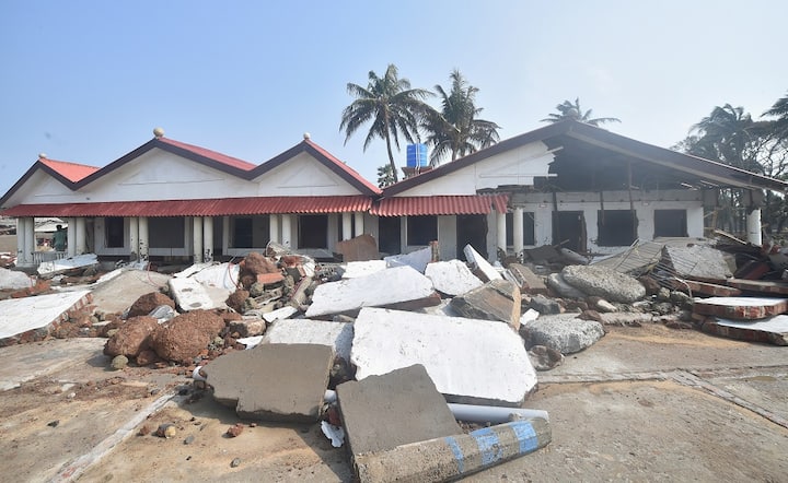 শংকরপুর সহ বিভিন্ন জায়গার মানুষরা আপাতত অসহায় ইয়াসের দাপটে। কবে সুদিন ফিরবে, আপাতত ধ্বংসস্তূপে দাঁড়িয়ে শুধু সেই অপেক্ষা। (ছবি সৌজন্য-PTI)
