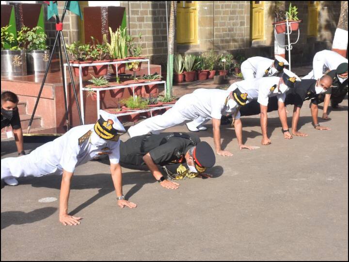 Navy Chief karambir singh Gives tough challenge to young cadets in Push Ups ann 61 साल के नौसेना प्रमुख करमबीर सिंह ने पुश-अप में युवा कैडेट्स के छुड़ाए पसीने, सामने आईं ये तस्वीरें