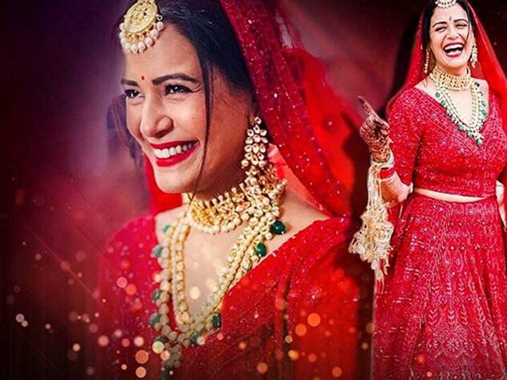 साल 2019 में दिसंबर के महीने में एक्ट्रेस मोना सिंह ने शादी की थी. मशहूर अभिनेत्री मोना सिंह ने 38 साल की उम्र में शादी रचाई थी. मोना सिंह ने अपनी शादी भी काफी प्राइवेट रखी थी. उनकी शादी में करीबी रिश्तेदार और फ्रेंड्स ही शामिल हुए थे. अपनी शादी में मोना सिंह ने रेड कलर का लहंगा पहना था. मोना सिंह की शादी की रस्में एक गुरुद्वारे में सम्पन्न हुई थी. लाल जोड़े में तैयार मोना बहुत ही खूबसूरत नजर आई थी.