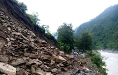 Uttarkashi: चट्टान गिरने से गंगोत्री नेशनल हाईवे हुआ बंद, आवाजाही में परेशानी