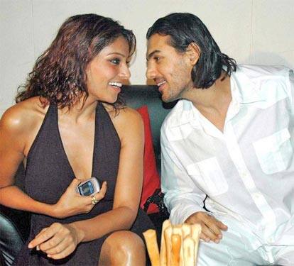 मीडिया रिपोर्ट्स के मुताबिक जॉन से ब्रेकअप के बाद जब मीडिया ने बिपाशा से जॉन के बारे में बात करने की कोशिश की तो बिपाशा ने तुरंत कहा 'कौन जॉन? मैं किसी जॉन को नहीं जानती'. वहीं जॉन अब्राहम का भी यही कहना था. हालांकि दोनों का ब्रेकअप किस वजह से हुआ इस बारे में सिर्फ जॉन और  बिपाशा ही जानते हैं.