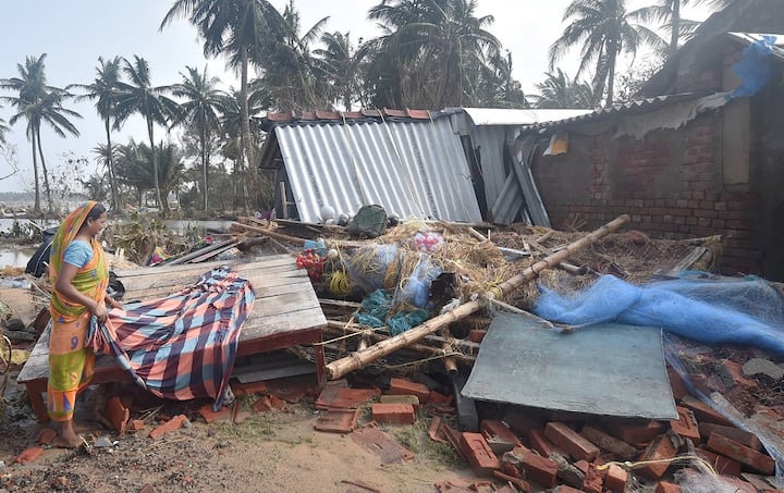 দুমড়ে-মুচড়ে যাওয়া ঘর থেকে যদি কিছু পাওয়া যায়, মরিয়া চেষ্টা। শংকরপুরে।
