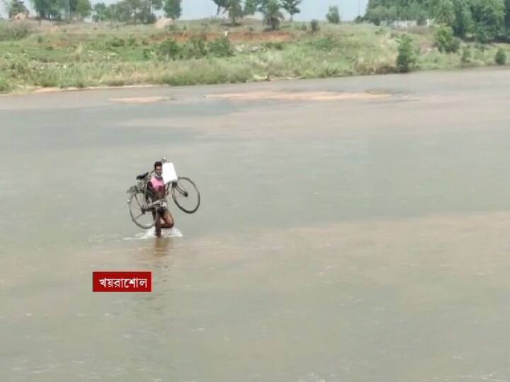 টানা বৃষ্টিতে অজয় নদীতে আচমকাই বেড়েছে জলস্তর। ভেসে গেছে বীরভূমের পারসুন্দি এবং বর্ধমানের চুরুলিয়ার মধ্যে যোগাযোগের সেতু। চরম সঙ্কটে এলাকার মানুষ। ডোবা সেতু দিয়ে রীতিমতো ঝুঁকি নিয়ে পারপার করতে হচ্ছে সবাইকে। স্থানীয়দের অভিযোগ, ভারী বর্ষা বা নিম্নচাপে ফি বছর ভেসে যায় এই সেতু। আবেদন জানানো হলেও, হয় না কোনও সুরাহা।