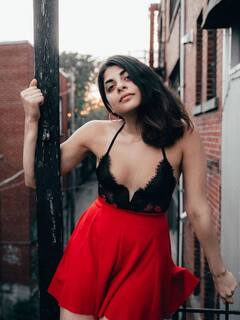 बेहद बोल्ड और ग्लैमरस हैं प्रेम चोपड़ा की नातिन सांची भल्ला, इन तस्वीरों की वजह से हैं चर्चा में