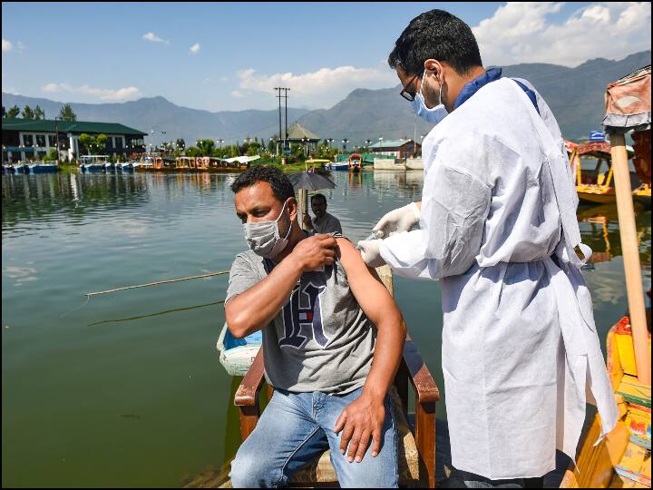 जम्मू कश्मीर: दूर दराज़ और सरहदी इलाकों में घर-घर जाकर लगाया जा रहा कोरोना का टीका 