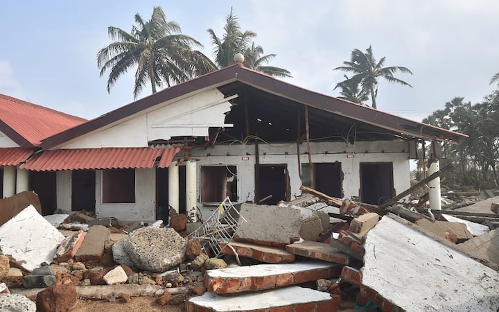 কেন্দ্রের তরফে বাংলা ও ঝাড়খণ্ডের জন্য পরিস্থিতি খতিয়ে দেখে ৫০০ কোটি বরাদ্দে কথা বলা হয়েছে। শংকরপুরের রিসর্ট মালিকরা আপাতত সরকারের সাহায্যেরই প্রত্যাশায়।