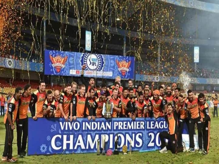 Sunrisers Hyderabad clinched their maiden IPL title with 8 run win over Royal Challengers bangalore On this day in ipl 2016 IPL: आज ही के दिन SRH ने पहली बार जीता था खिताब, बेहद रोमांचक रहा था फाइनल मुकाबला