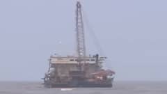 Cyclone Tauktae की वजह से समंदर किनारे फंसा जहाज...देखें जहाज का Exclusive Video