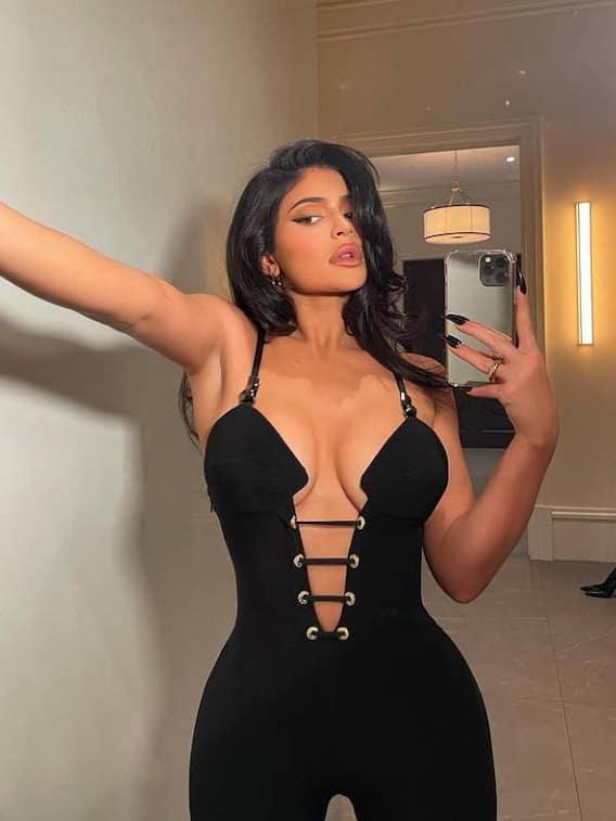 Kylie Jenner Photos: काइली जेनर ने बिकिनी लुक में दिया धांसू पोज, मॉडल बोल्ड लुक देखे दीवाने हुए लोग