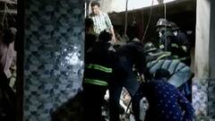 उल्हासनगरमध्ये इमारतीच्या चौथ्या मजल्यावरील स्लॅब कोसळला, दोन जणांना बाहेर काढण्यात यश