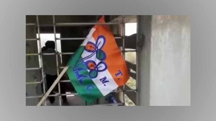 Violence erupts between TMC supporters in Bankura attacked on Police team ann बंगाल के बांकुड़ा में आपस में भिड़े TMC के दो गुट,  बीच-बचाव करने पहुंची पुलिस पर हमला, गाड़ी में तोड़फोड़