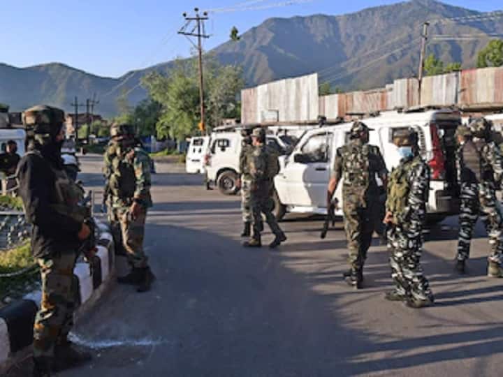 J&K: श्रीनगर के नौगांव में सुरक्षाबलों और आतंकियों के बीच मुठभेड़, एक आतंकी ढेर