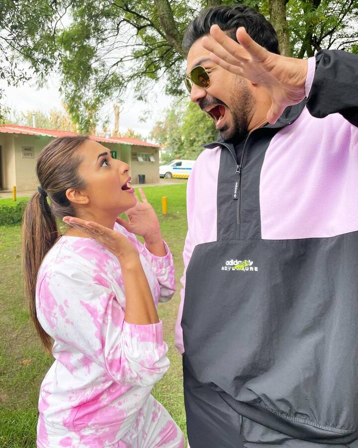 Divyanka Tripathi can be seen wearing a pair of white and pink tie-dye outfit while Abhinav Shukla can be seen wearing a black and lilac tracksuit. Both of them share a great bond. (Image courtesy - @divyankatripathidahiya/Instagram)