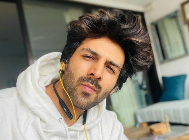 जब Kartik Aryan ने घुटने के बल बैठकर लड़की के हाथ पर कर लिया था किस, खुद वीडियो शेयर कर कही ये बात