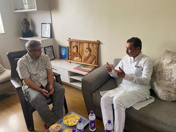 Chhatrapati sambhaji raje meets Prakash Ambedkar to discuss Maratha reservation issue in Pune Maharashtra 'बाबासाहेब-शाहू महाराज एकत्र होते तर संभाजीराजे-प्रकाश आंबेडकर का एकत्र येऊ शकत नाहीत?' - खासदार संभाजीराजे