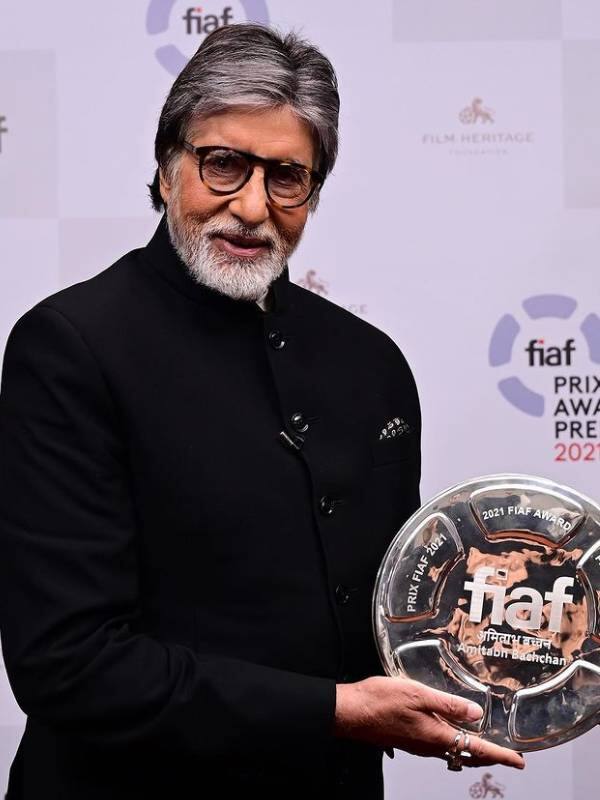 मेगास्टार अमिताभ बच्चन भी ब्रेकफास्ट दूध और अंडा भुर्जी खाना पसंद करते हैं. इसके अलावा लंच और डिनर में रोटी, दाल, सब्जी और चावल उन्हें खासतौर पर पसंद है.