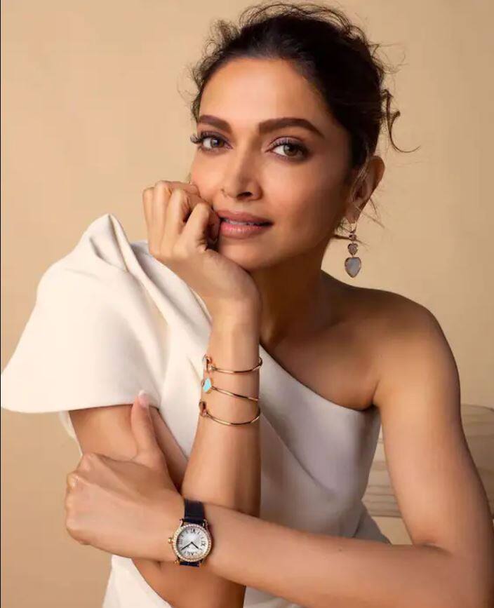 ਦੀਪਿਕਾ ਪਾਦੁਕੋਣ ਏਅਰਪੋਰਟ 'ਤੇ ਲੋਕਾਂ ਦਾ ਆਬਜ਼ਰਬ ਕਰਨਾ ਪਸੰਦ ਕਰਦੀ ਹੈ ਅਤੇ ਉਨ੍ਹਾਂ ਦੀਆਂ ਕਹਾਣੀਆਂ ਨੂੰ ਜਾਣਨ ਦੀ ਕੋਸ਼ਿਸ਼ ਕਰਦੀ ਹੈ। 