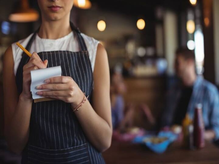 Man Gives $100 Tip At Restaurant To Impress Date Returns To Take It Back தோழியிடம் சீன் போடுவதற்காக 100 டாலர் டிப்ஸ்.. திரும்பி வந்து பணத்தைக் கேட்டபோது பாகம் புகட்டிய பெண்!